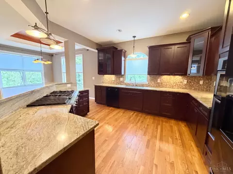 Kitchen - 8016 Stonegate Dr, Cincinnati, OH 45255 photo 2 of 5
