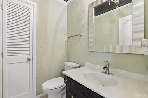 Bath - 573 Pepper Ridge Rd, Cincinnati, OH 45244 photo 3 of 4
