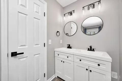 Bath - 9697 Fallsridge Ct, Cincinnati, OH 45231 photo 5 of 7