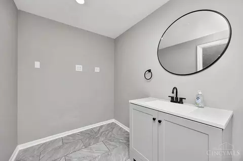 Bath - 9697 Fallsridge Ct, Cincinnati, OH 45231 photo 7 of 7