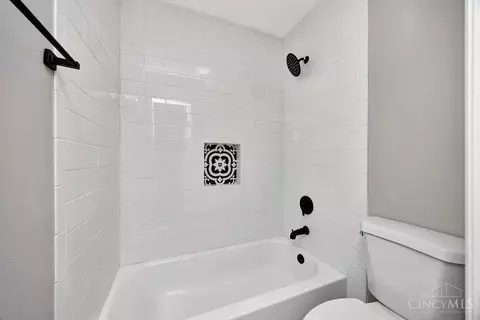 Bath - 9697 Fallsridge Ct, Cincinnati, OH 45231 photo 2 of 7