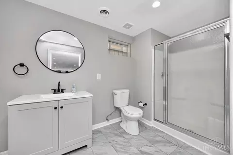 Bath - 9697 Fallsridge Ct, Cincinnati, OH 45231 photo 6 of 7