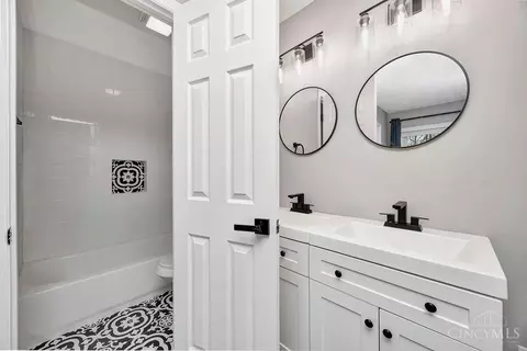 Bath - 9697 Fallsridge Ct, Cincinnati, OH 45231 photo 1 of 7