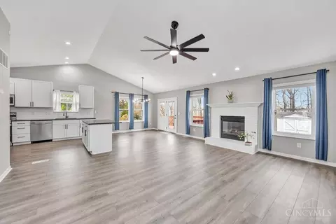Living - 9697 Fallsridge Ct, Cincinnati, OH 45231 photo 5 of 8
