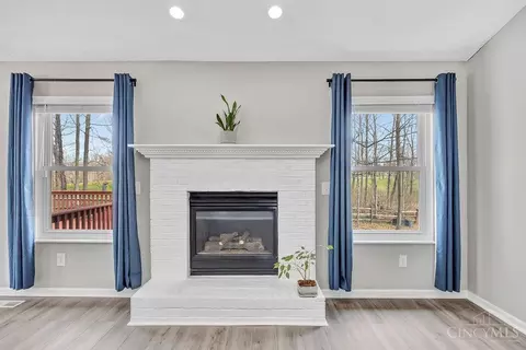 Living - 9697 Fallsridge Ct, Cincinnati, OH 45231 photo 2 of 8