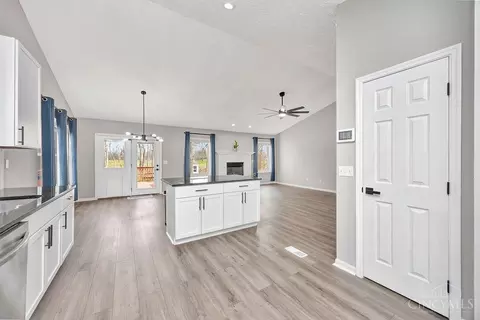Entry Way - 9697 Fallsridge Ct, Cincinnati, OH 45231 photo 4 of 7