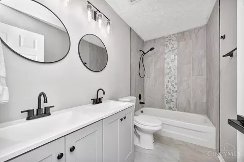 Bath - 9697 Fallsridge Ct, Cincinnati, OH 45231 photo 3 of 7