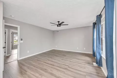 Living - 9697 Fallsridge Ct, Cincinnati, OH 45231 photo 7 of 8
