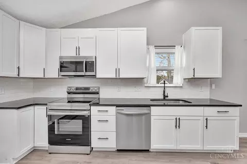 Kitchen - 9697 Fallsridge Ct, Cincinnati, OH 45231 photo 2 of 3