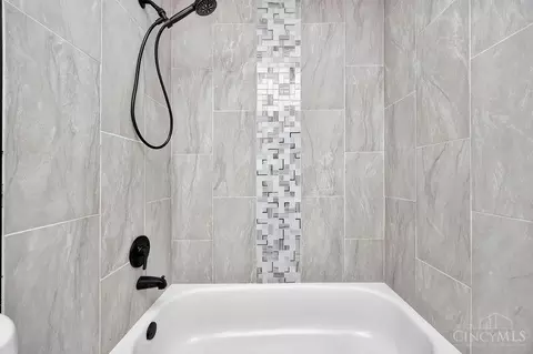 Bath - 9697 Fallsridge Ct, Cincinnati, OH 45231 photo 4 of 7