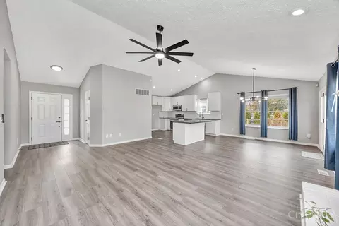 Entry Way - 9697 Fallsridge Ct, Cincinnati, OH 45231 photo 2 of 7