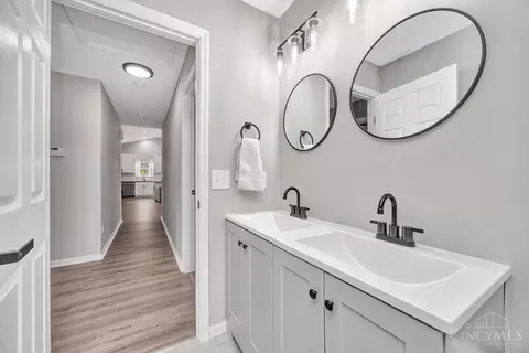 Entry Way - 9697 Fallsridge Ct, Cincinnati, OH 45231 photo 6 of 7