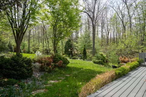 Exterior - 8425 Kugler Mill Rd, Cincinnati, OH 45243 photo 2 of 4