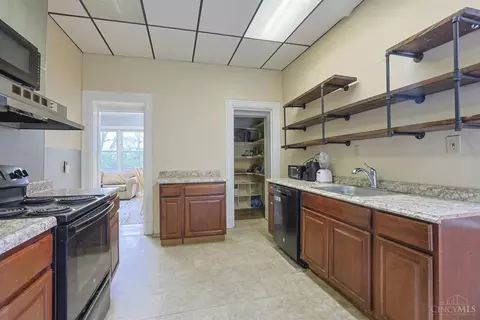 Kitchen - 452 Riddle Rd, Cincinnati, OH 45220 photo 2 of 4