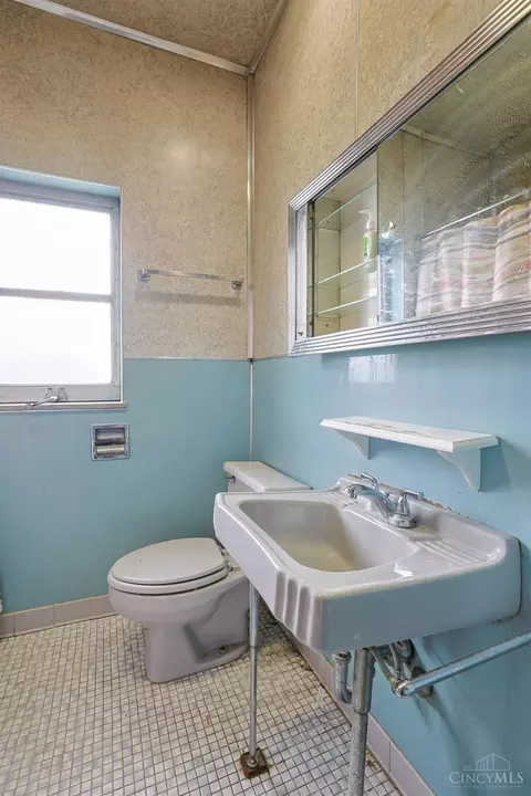 Bath - 452 Riddle Rd, Cincinnati, OH 45220 photo 5 of 5