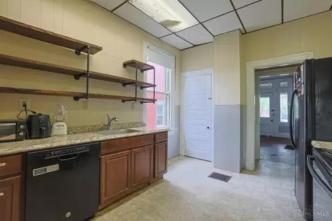 Kitchen - 452 Riddle Rd, Cincinnati, OH 45220 photo 4 of 4