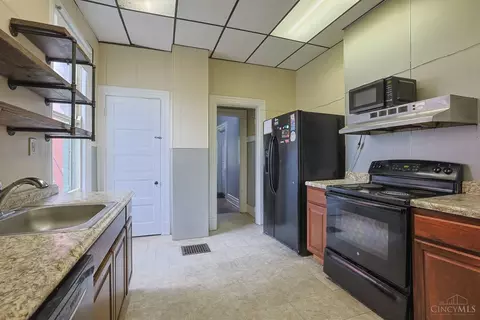 Kitchen - 452 Riddle Rd, Cincinnati, OH 45220 photo 3 of 4