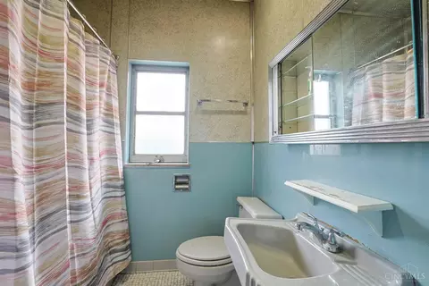 Bath - 452 Riddle Rd, Cincinnati, OH 45220 photo 3 of 5