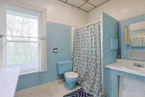 Bath - 452 Riddle Rd, Cincinnati, OH 45220 photo 2 of 5