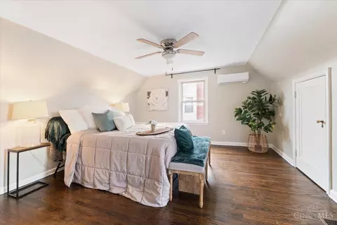 Bedroom - 6607 Plainfield Rd, Silverton, OH 45236 photo 2 of 4