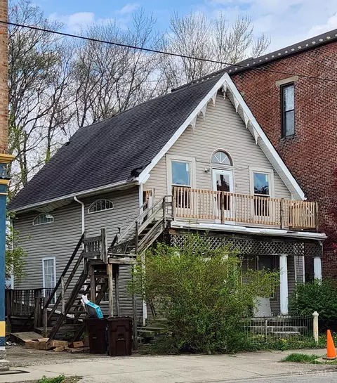 4 Main St, College Corner, OH 45003