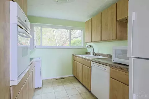 Kitchen - 4160 Brookfield Dr, Cincinnati, OH 45245 photo 1 of 3