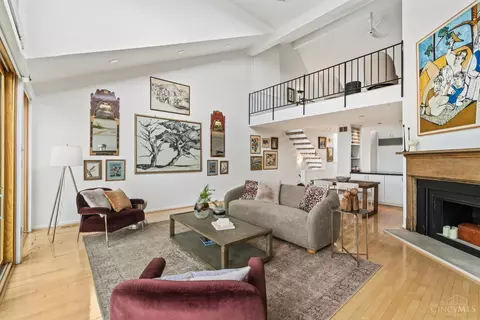 Living - 899 Riverview Pl, Cincinnati, OH 45202 photo 1 of 6