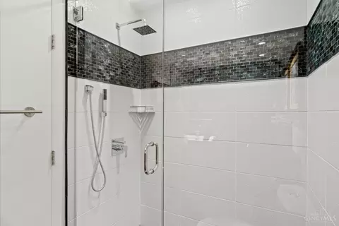 Bath - 899 Riverview Pl, Cincinnati, OH 45202 photo 4 of 4
