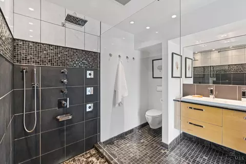 Bath - 899 Riverview Pl, Cincinnati, OH 45202 photo 2 of 4