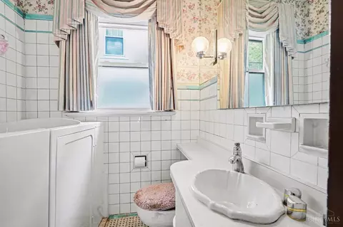 Bath - 2149 Crane Ave, Cincinnati, OH 45207 photo 1 of 2