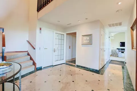 Entry Way - 2121 Alpine Pl, Cincinnati, OH 45206 photo 3 of 7