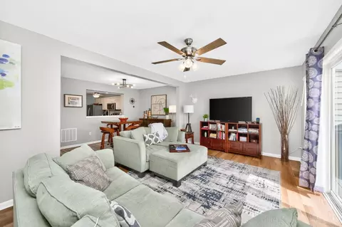 Living - 4027 Fieldsedge Dr, Mason, OH 45040 photo 2 of 3