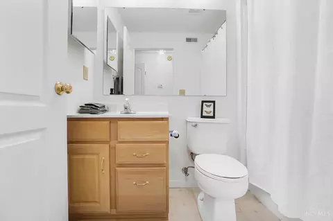 Bath - 720 Castlegate Ln, Cincinnati, OH 45231 photo 4 of 8