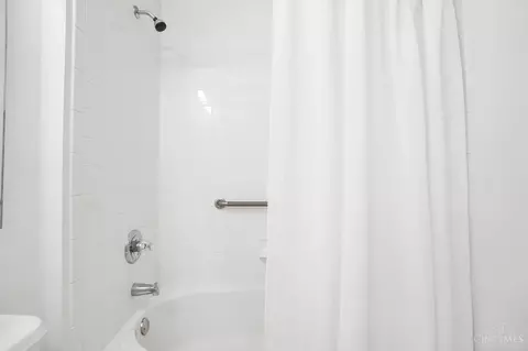 Bath - 720 Castlegate Ln, Cincinnati, OH 45231 photo 6 of 8