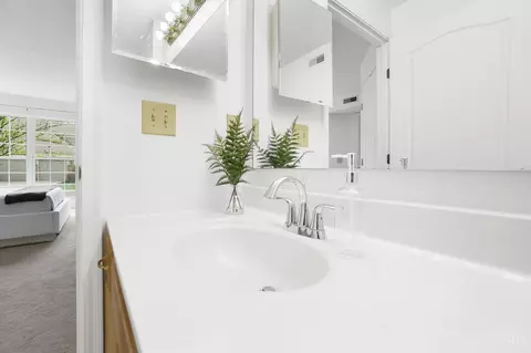 Bath - 720 Castlegate Ln, Cincinnati, OH 45231 photo 2 of 8