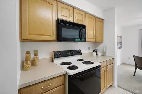 Kitchen - 720 Castlegate Ln, Cincinnati, OH 45231 photo 3 of 5