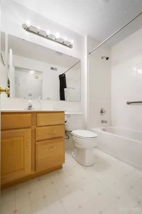 Bath - 720 Castlegate Ln, Cincinnati, OH 45231 photo 8 of 8