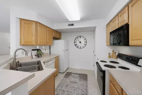 Kitchen - 720 Castlegate Ln, Cincinnati, OH 45231 photo 1 of 5