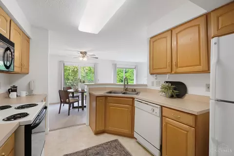 Kitchen - 720 Castlegate Ln, Cincinnati, OH 45231 photo 2 of 5