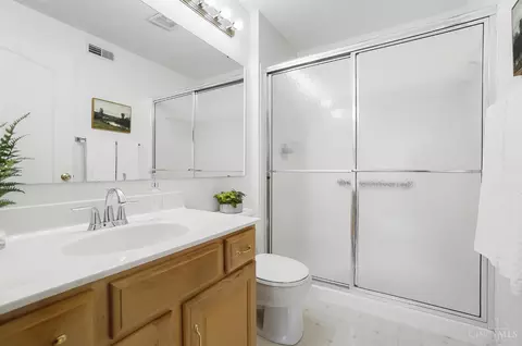 Bath - 720 Castlegate Ln, Cincinnati, OH 45231 photo 1 of 8