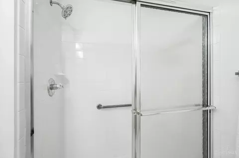 Bath - 720 Castlegate Ln, Cincinnati, OH 45231 photo 3 of 8