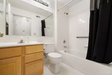 Bath - 720 Castlegate Ln, Cincinnati, OH 45231 photo 7 of 8
