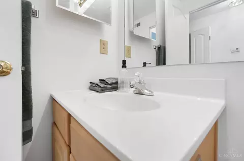 Bath - 720 Castlegate Ln, Cincinnati, OH 45231 photo 5 of 8