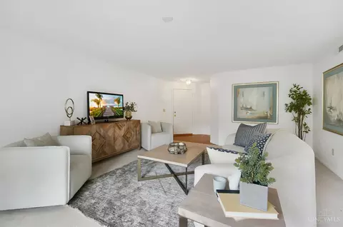 Living - 720 Castlegate Ln, Cincinnati, OH 45231 photo 3 of 3