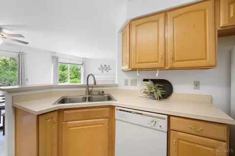 Kitchen - 720 Castlegate Ln, Cincinnati, OH 45231 photo 4 of 5