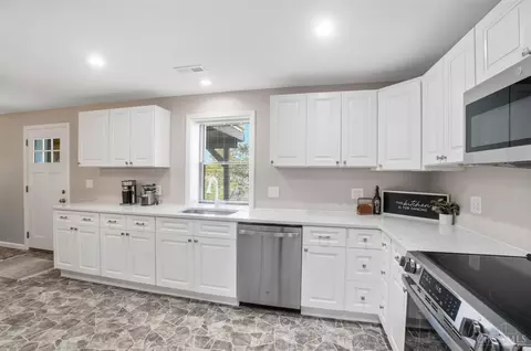 Kitchen - 6453 Strout Rd, Morrow, OH 45152 photo 2 of 4