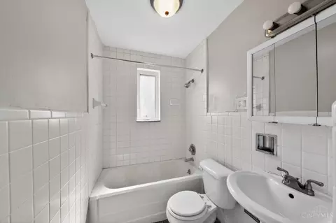 Bath - 6924 Clovernook Ave, Cincinnati, OH 45231 photo 1 of 3