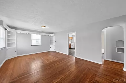 Living - 6924 Clovernook Ave, Cincinnati, OH 45231 photo 3 of 6