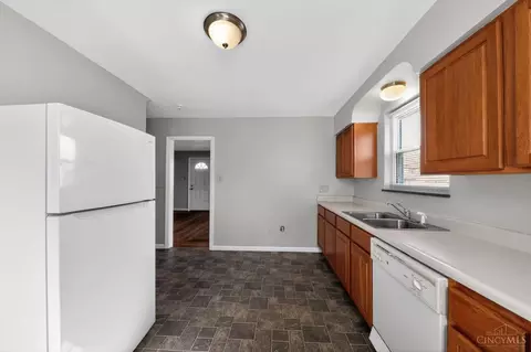 Entry Way - 6924 Clovernook Ave, Cincinnati, OH 45231 photo 1 of 2