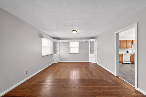 Living - 6924 Clovernook Ave, Cincinnati, OH 45231 photo 5 of 6